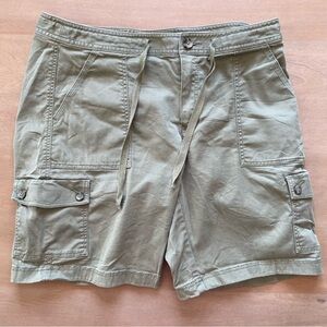 L.L. Bean Favourite Fit Women’s Green Khaki Cargo Shorts - Olive
